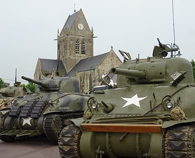 Vieux tanks devant l'église de Sainte mère.